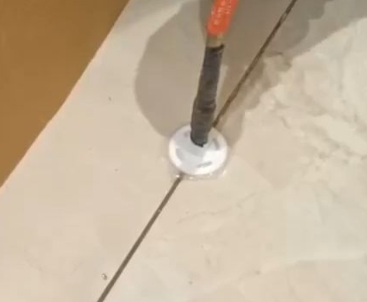 张家港瓷砖空鼓维修公司专业解答瓷砖在铺贴过程中，如果没有涂抹均匀到位的粘结材料（如水泥砂浆或瓷砖胶），可能会导致以下问题