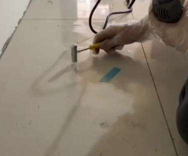 张家港瓷砖开裂维修公司专业分享瓷砖在铺贴前如果没有沥干水分，将会导致以下问题